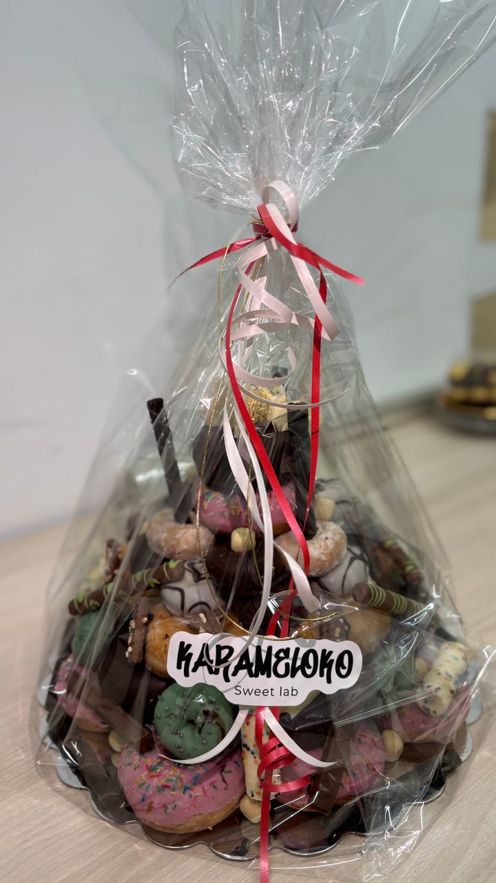 Torre de mini dònuts embolicada per regal, preparada per encàrrec per Karameloko