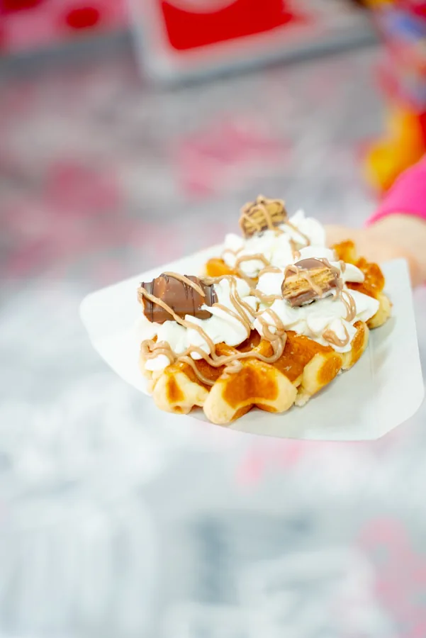 Gofre amb nata, xocolata i Kinder acabat de fer