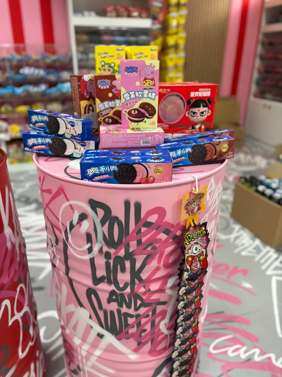 Bidó rosa grafitejat amb galetes Oreo i Milka internacionals