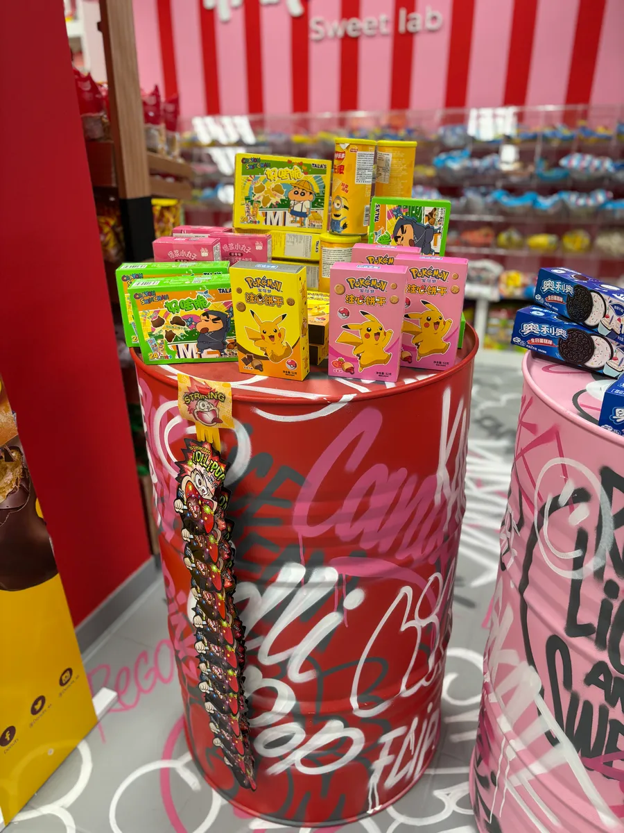 Bidó vermell grafitejat ple de snacks asiàtics de la botiga